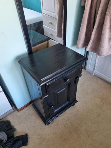 Zwarte houten kast rond de 70 cm hoog