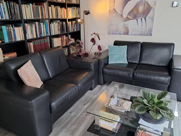 Twee zwart leren banken