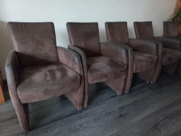 6 bruine eetkamerstoelen op wieltjes gratis