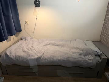 Gratis grijs WOOOD eenpersoonsbed 90 x 200 met lade