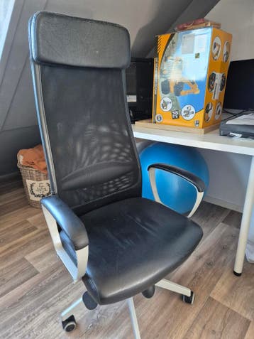Zwarte bureaustoel met gaas rugleuning