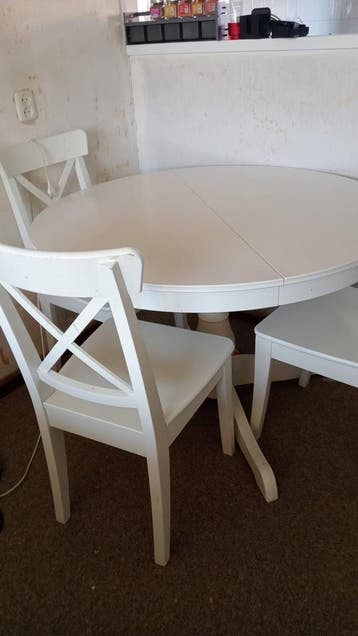 Gratis af te halen: Eettafel met drie stoelen in Almelo