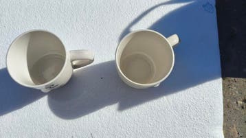 Twee grappige koffiekopjes met leuke smiley