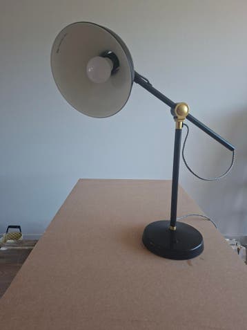 Zwarte tafellamp met gouden accenten