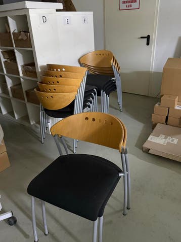 19 stapelbare stoelen gratis af te halen in Enschede