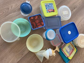 Gratis gebruikte plastic bakjes