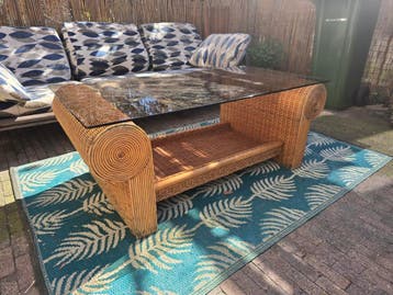 ** Rieten salontafel met gerookt glas (ook voor buiten) **