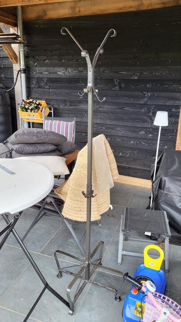 Zwarte kapstok, goede staat, zelf poetsen