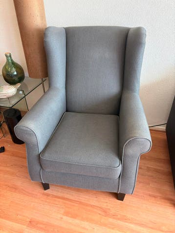 2 grote grijze stoelen