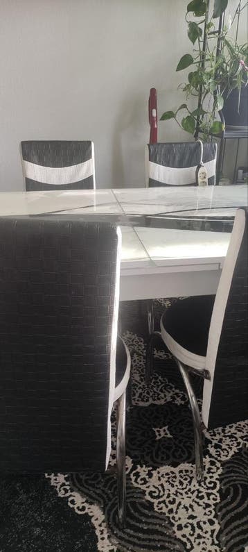 Eettafel met 6 stoelen en salontafel