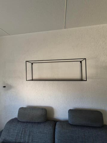 Zwarte metalen wandplank