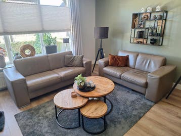 Leren bank 2,5 en 2 zits. Kleur Taupe