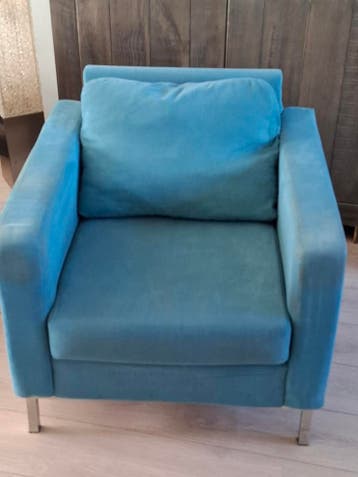 Blauwe fauteuil met metalen poten