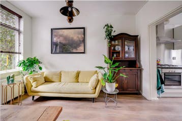 Comfortabele driepersoonsbank in zacht geel fluweel