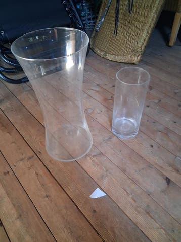 Twee glazen vazen, 40 cm en 26 cm hoog