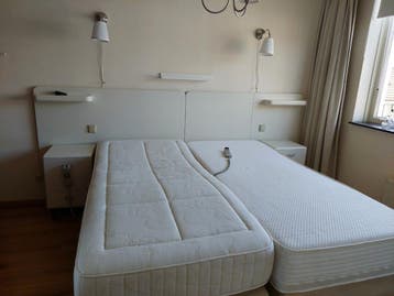 Senioren bed in hoogte verstelbaar.