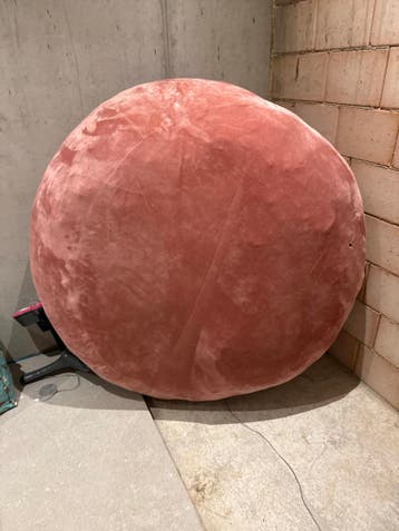 Gratis roze mega poef - Gebruikt met gaatjes