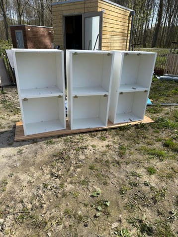 Drie witte Ikea Besta kastjes