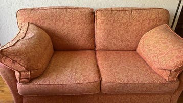 Twee banken, oranje zalmroze met patroon