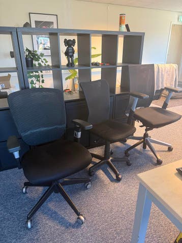 GRATIS 3 zwarte bureaustoelen