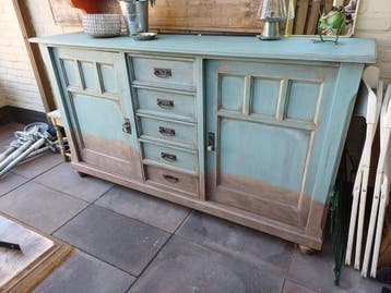 Leuk dressoir, geschilderd met krijtverf