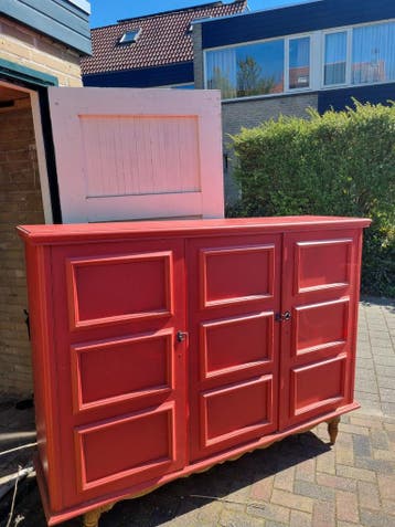 GRATIS! Rood dressoir met drie deuren