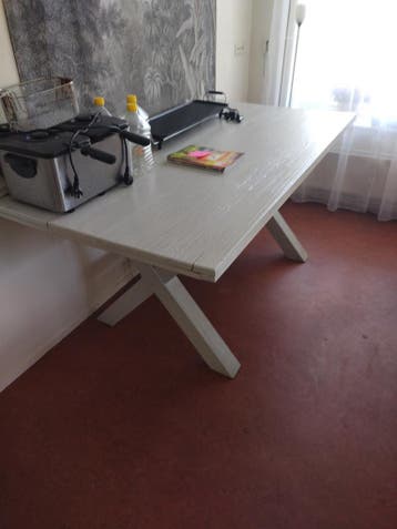 Eettafel opknapper, wiebelt een beetje