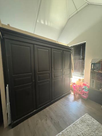 Zwarte kledingkast met bed 180x200