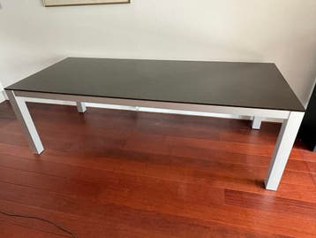 GRATIS eettafel met capuchino glazen blad en metalen poten