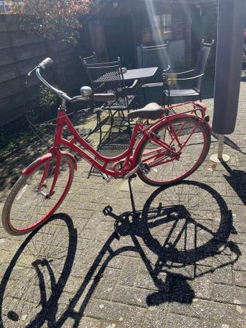 Vintage rode damesfiets met lage instap