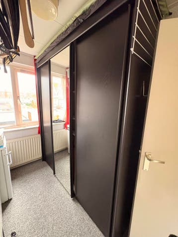 Ruime degelijke stevige zwarte kledingkast