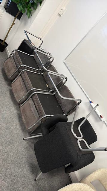 8 Stoelen ophalen voor zak worstenbroodjes