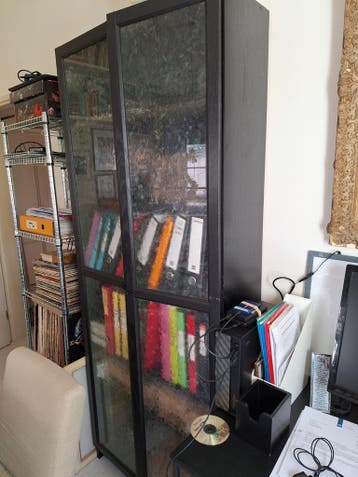 2x Zwarte Ikea Billy Boekenkasten met Vitrinedeuren (Gratis)