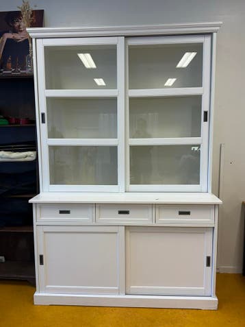 Witte buffetkast, tweedelig, met lichte waterschade