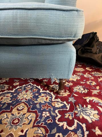 Blauwe zitstoel met lichte gebruikssporen