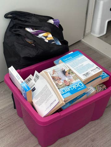 Romannetjes en gewone boeken voor een bosje bloemen