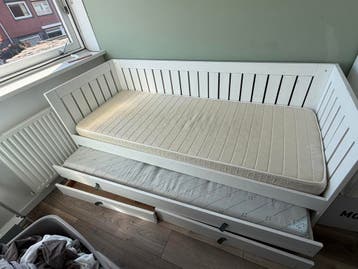 Bed met extra slaapplek en lades