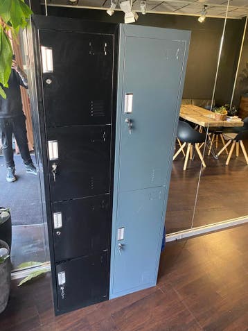 Grijze en zwarte  lockerkast