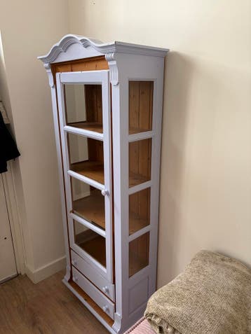 Houten vitrinekast met lades