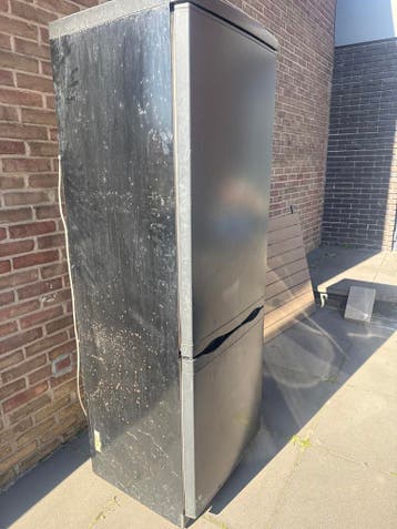 Gratis af te halen: Oude koelkast met vriesvak