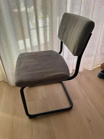 GRATIS - 4 eetkamer stoelen