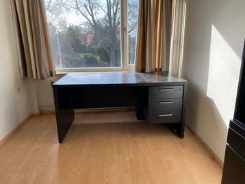 Stevig bureau, 160x82 cm, zo goed als nieuw
