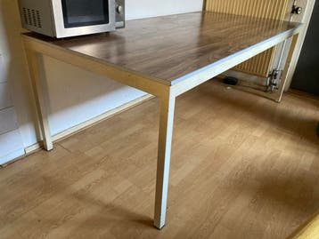 Ruime tafel L=200cm Br=100cm H=76cm