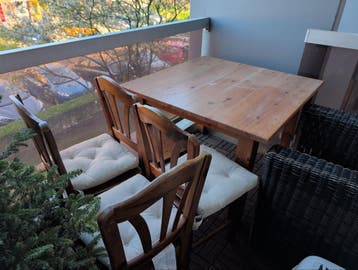 Tafel met 4 stoelen en 3 kussens
