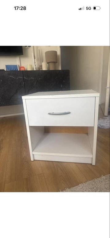 Wit nachtkastje met lade en open vak