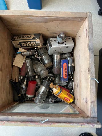 Kistje met lampen en onderdelen voor oude radio's