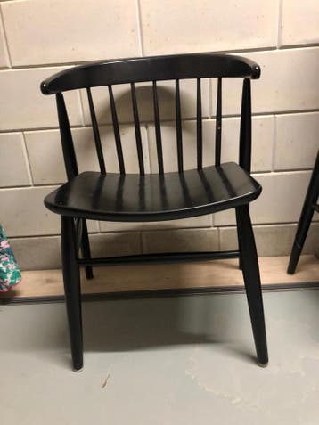 Zwarte houten stoelen