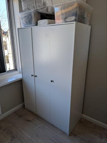 Witte IKEA kledingkast