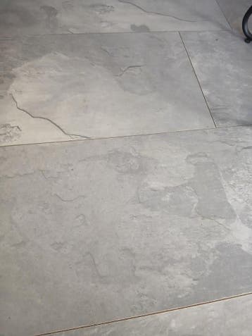 Laminaat grijs, ongeveer 30m² met ondervloer