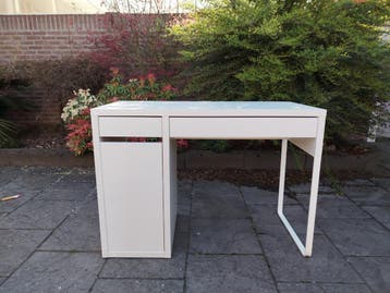 Wit bureau met lade en kastje